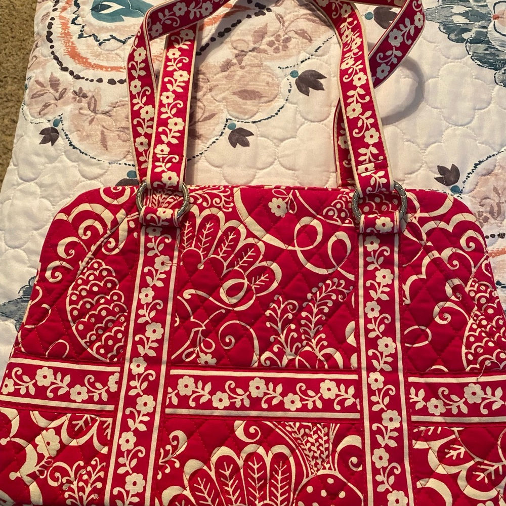 Beautiful Vera Bradley bag. Like new.